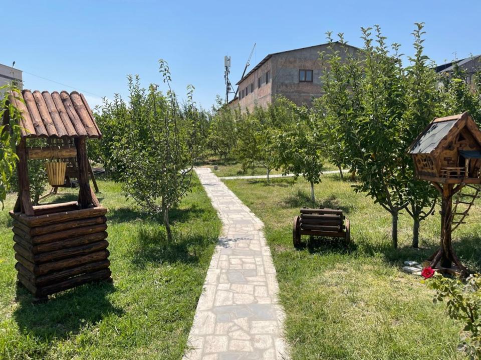 Golden Seconds Hotel Erevan Esterno foto
