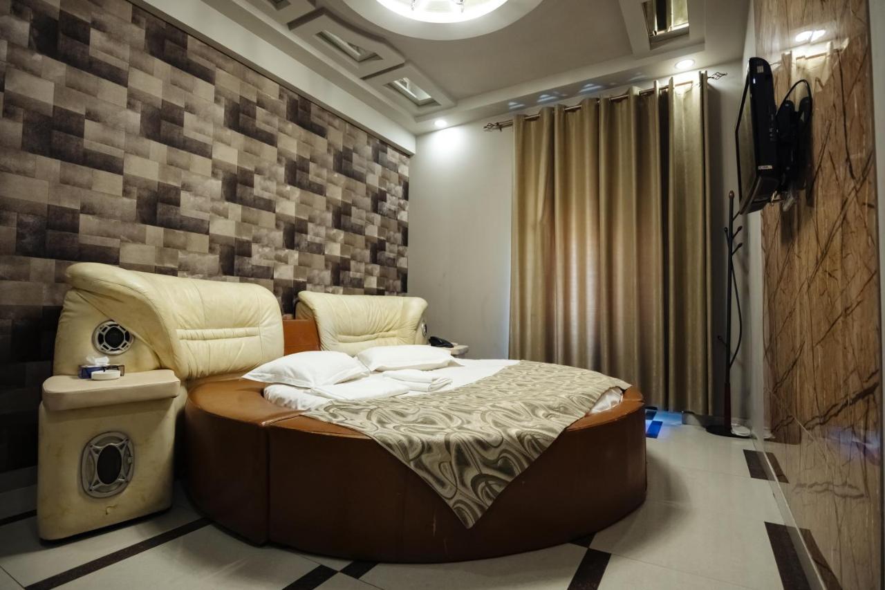 Golden Seconds Hotel Erevan Esterno foto