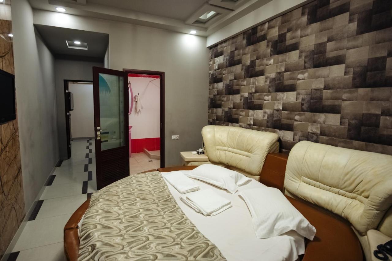 Golden Seconds Hotel Erevan Esterno foto