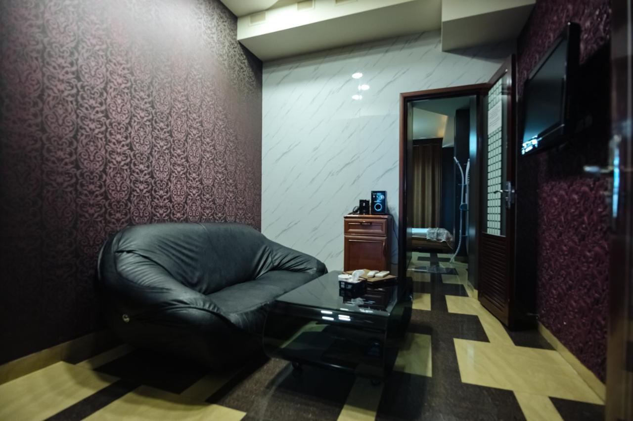 Golden Seconds Hotel Erevan Esterno foto