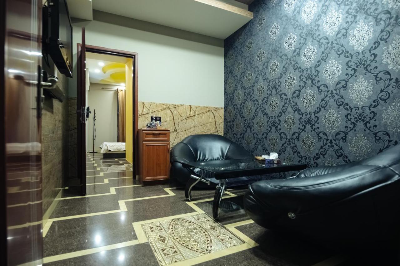 Golden Seconds Hotel Erevan Esterno foto