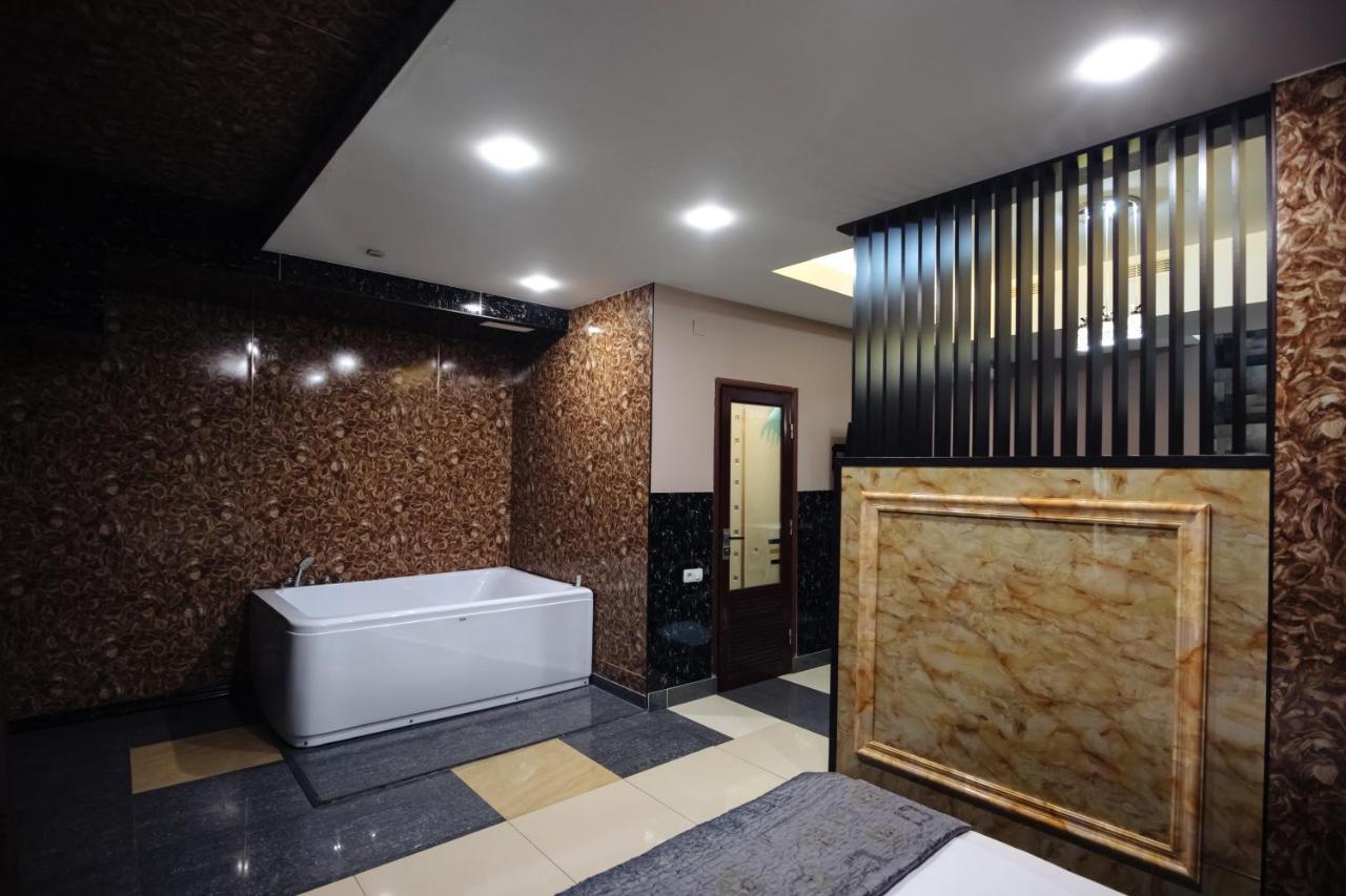Golden Seconds Hotel Erevan Esterno foto