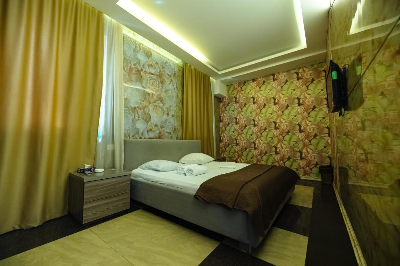 Golden Seconds Hotel Erevan Esterno foto