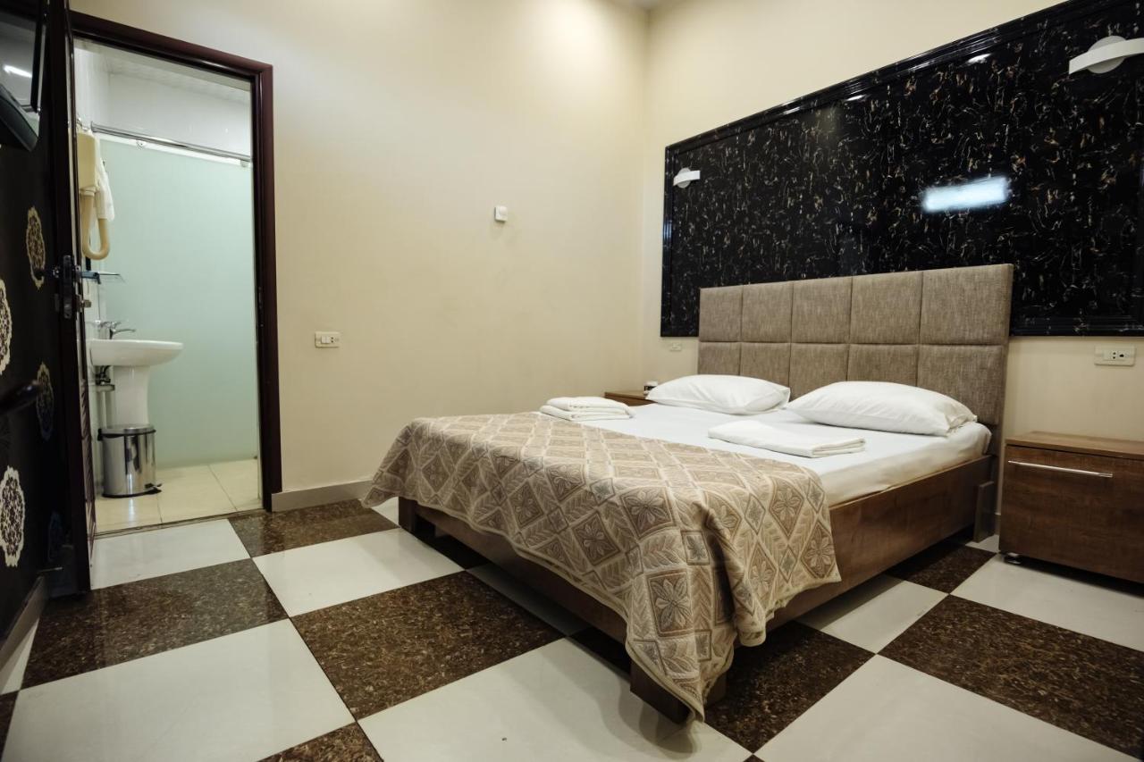 Golden Seconds Hotel Erevan Esterno foto
