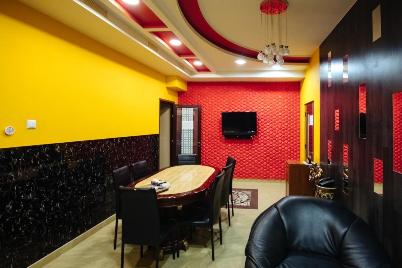 Golden Seconds Hotel Erevan Esterno foto