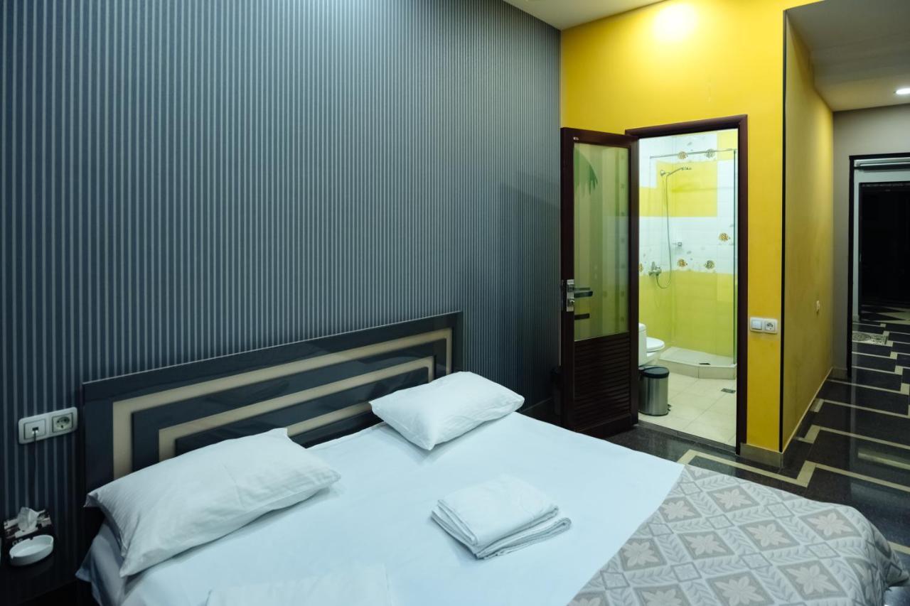Golden Seconds Hotel Erevan Esterno foto