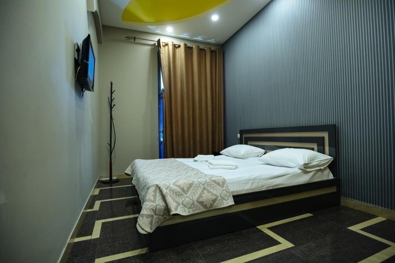 Golden Seconds Hotel Erevan Esterno foto