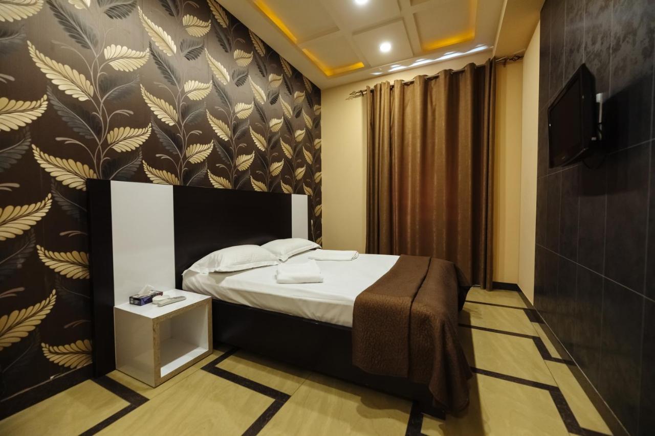 Golden Seconds Hotel Erevan Esterno foto