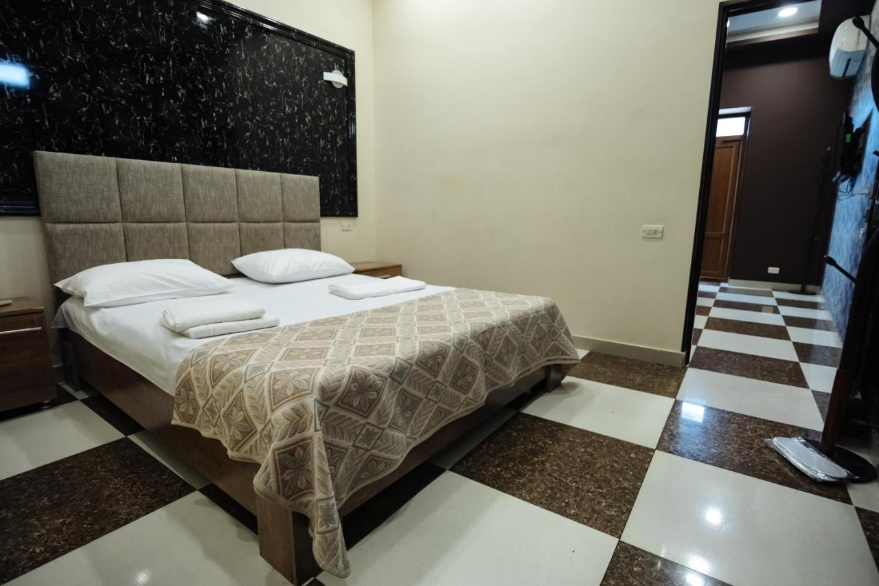 Golden Seconds Hotel Erevan Esterno foto