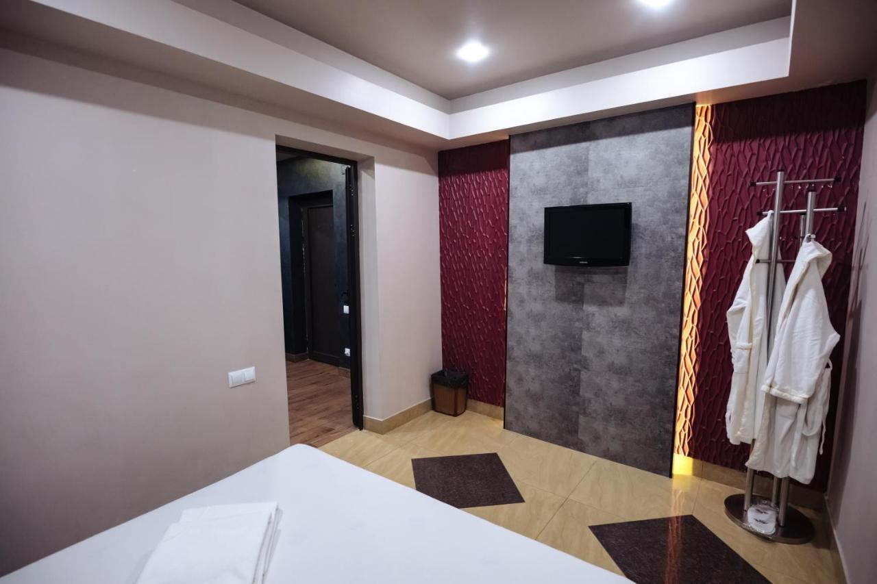Golden Seconds Hotel Erevan Esterno foto