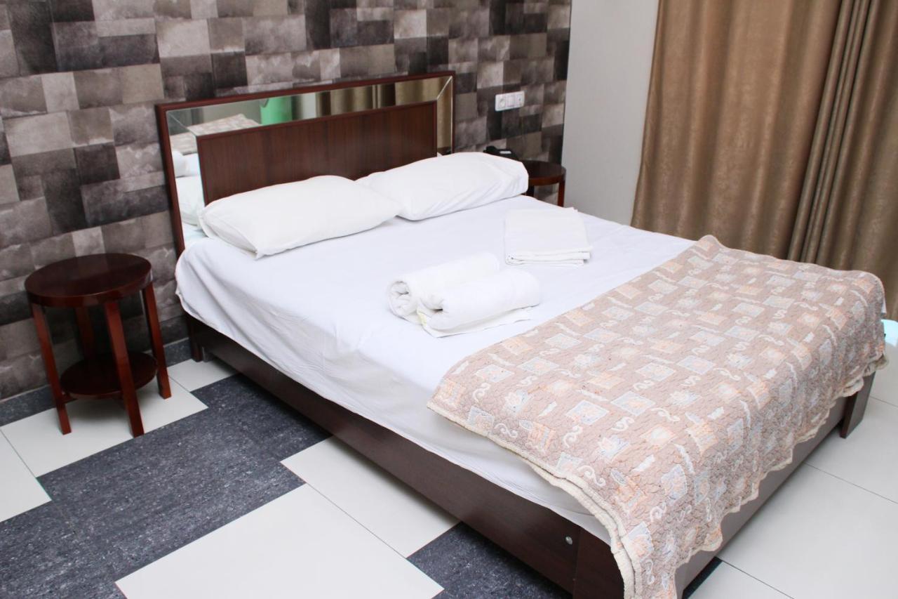 Golden Seconds Hotel Erevan Esterno foto