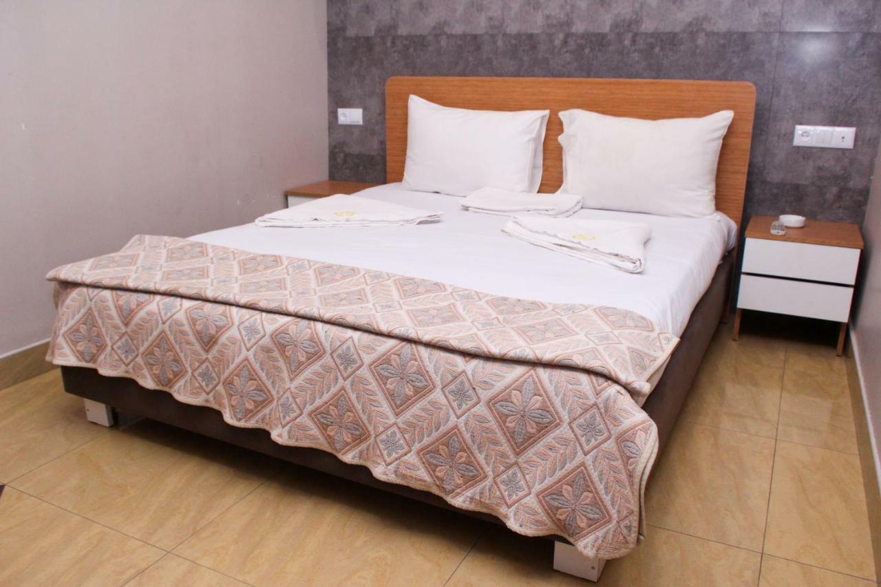 Golden Seconds Hotel Erevan Esterno foto